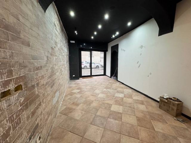 Locale commerciale in affitto a Pavia