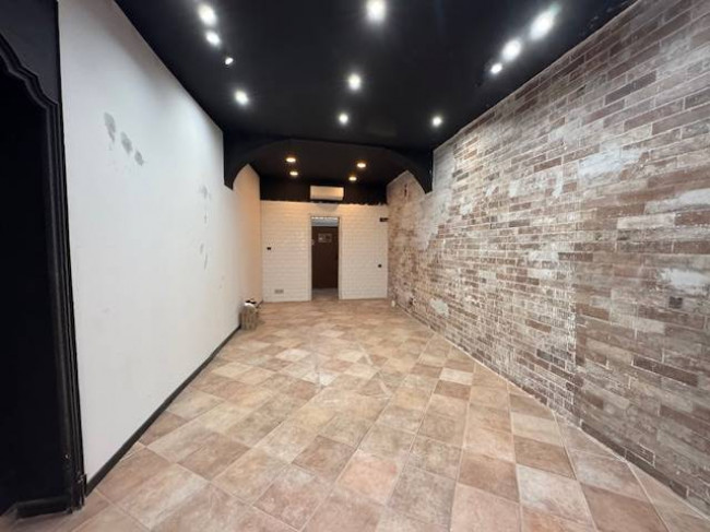 Locale commerciale in affitto a Pavia