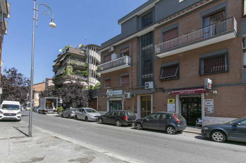 <span>Locale Commerciale</span> in <span>vendita</span> a Genzano di Roma