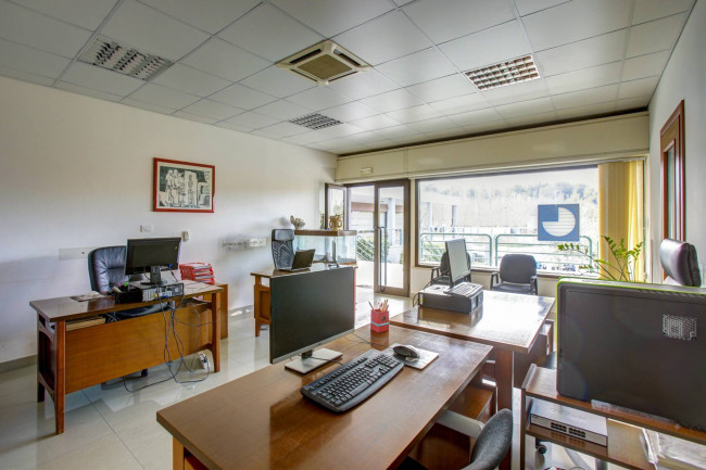 Locale Commerciale in vendita a Roma