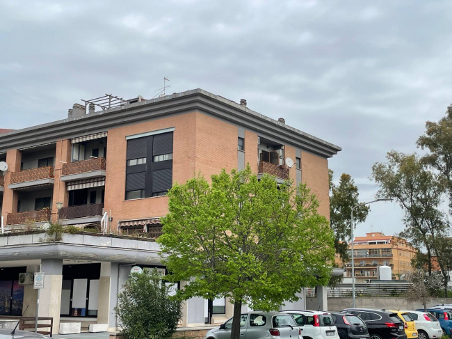 Garage/Box in affitto a Pomezia