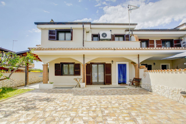 Porzione di villa in vendita a Pomezia