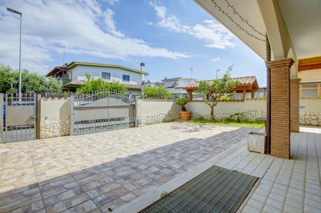 Porzione di villa in vendita a Pomezia