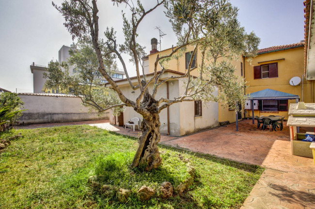 Cascina/Casale in vendita a Pomezia