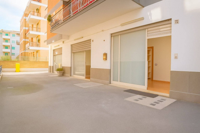 Locale Commerciale in vendita a Pomezia