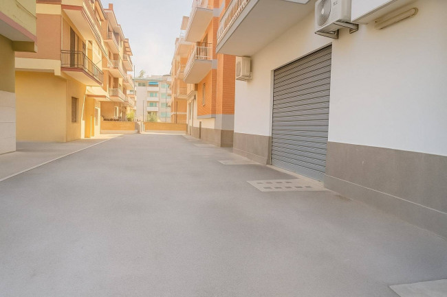 Locale Commerciale in vendita a Pomezia