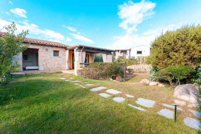 Villa bifamiliare in vendita a San Teodoro