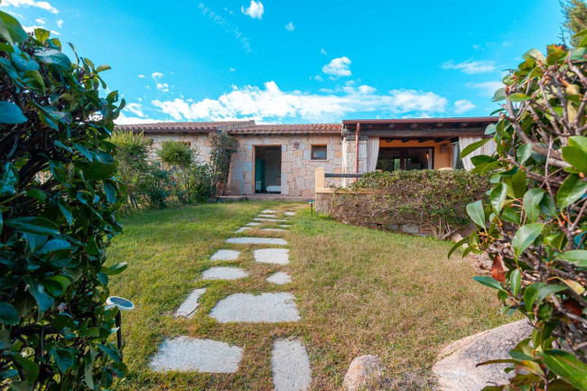 Villa bifamiliare in vendita a San Teodoro