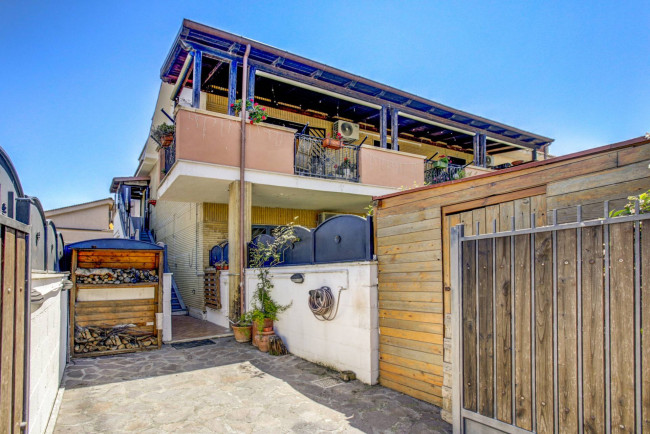 Villa bifamiliare in vendita a Pomezia