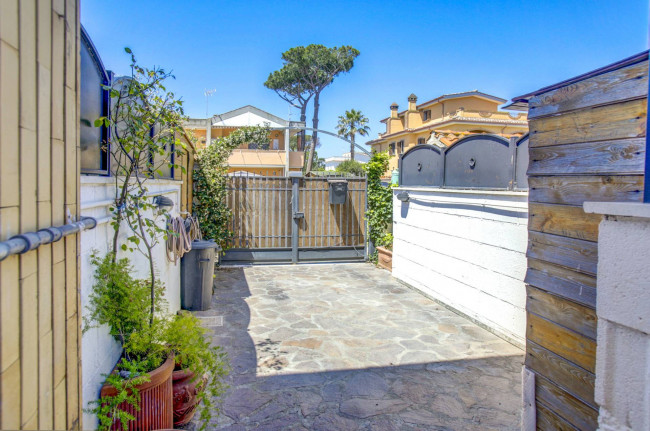 Villa bifamiliare in vendita a Pomezia