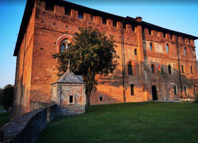 Castello in vendita a Lacchiarella