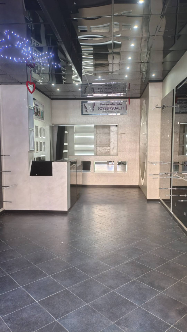 Locale Commerciale in affitto a Roma