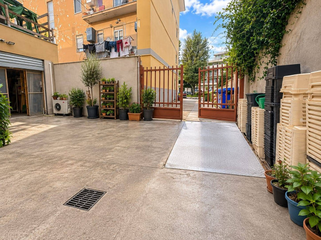 Locale Commerciale in vendita a Aprilia