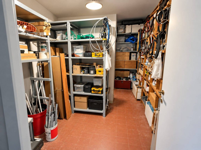Locale Commerciale in vendita a Aprilia