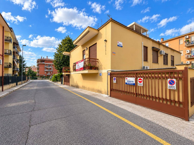 Locale Commerciale in vendita a Aprilia