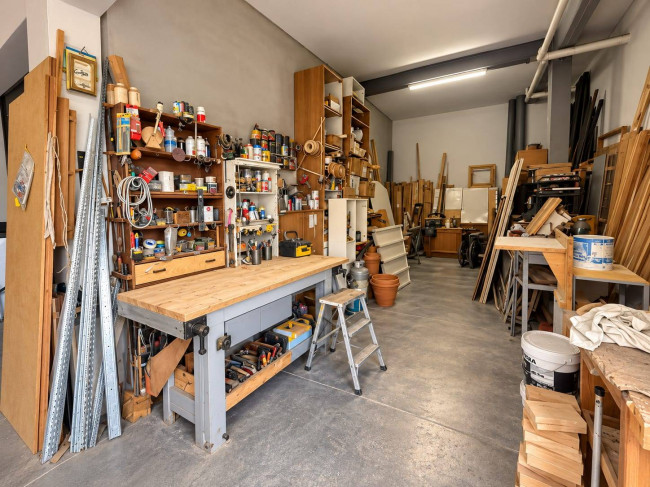 Locale Commerciale in vendita a Aprilia