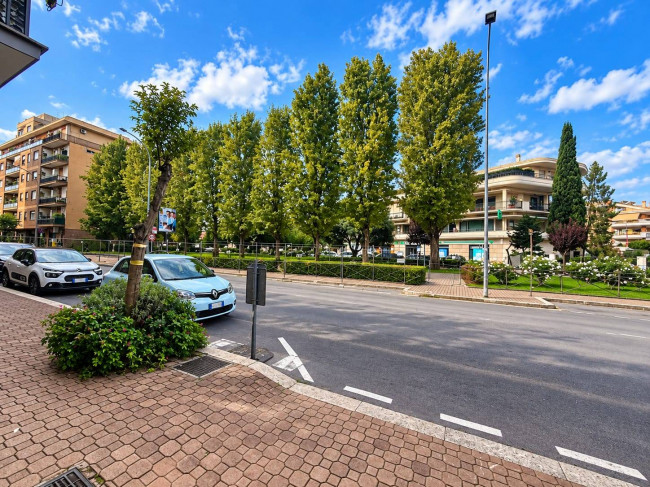 Locale Commerciale in vendita a Aprilia