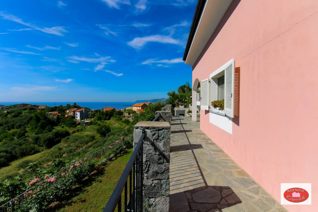 Villa in Vendita a Albisola Superiore