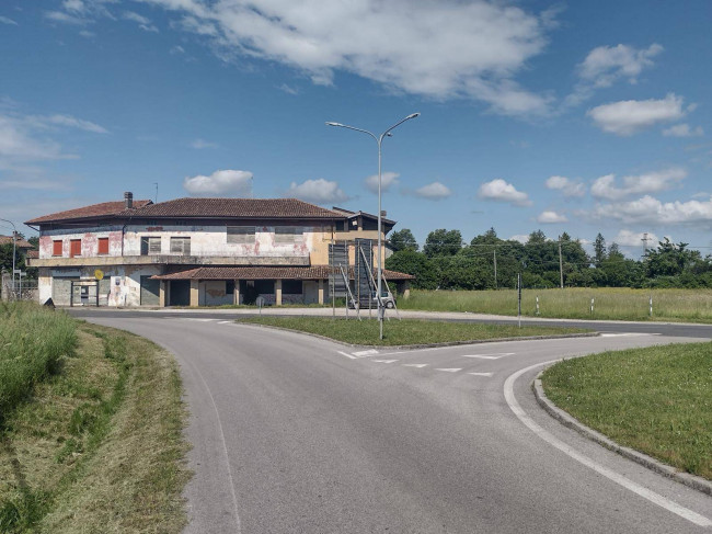 Stabile/Edifico/Palazzo in vendita a Faedis