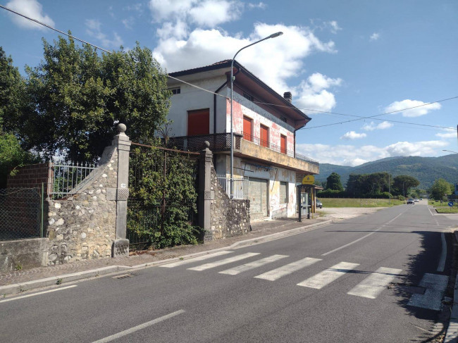 Stabile/Edifico/Palazzo in vendita a Faedis