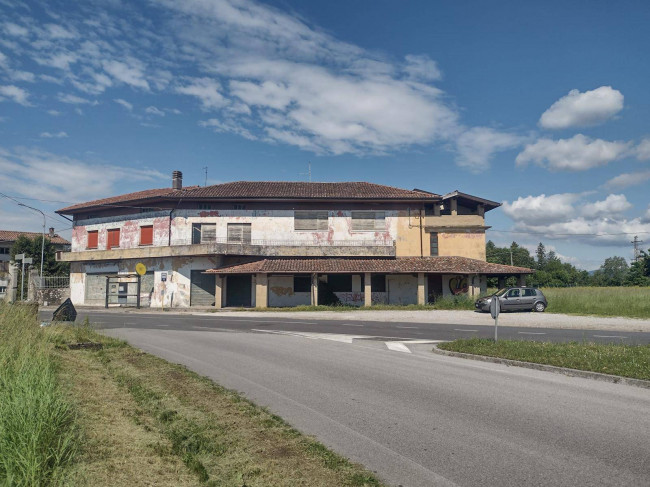 Stabile/Edifico/Palazzo in vendita a Faedis