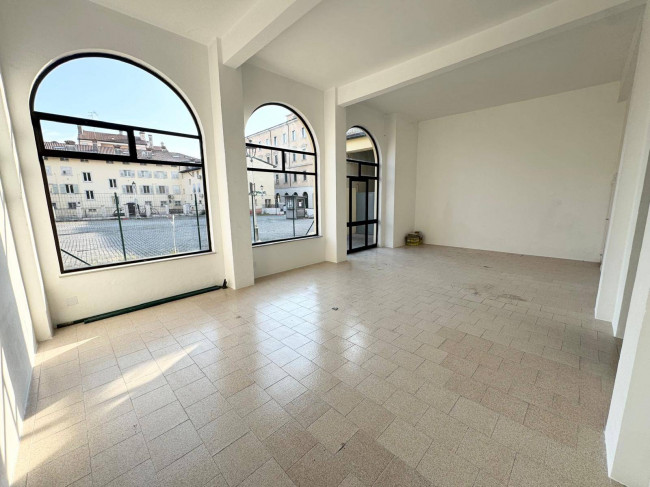 Locale commerciale in affitto a Gorizia