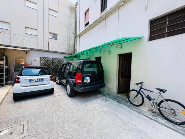 Locale commerciale in vendita a Gorizia