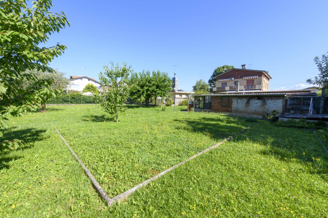 Appartamento in Villa bifamiliare con giardino in vendita a Capriva del Friuli
