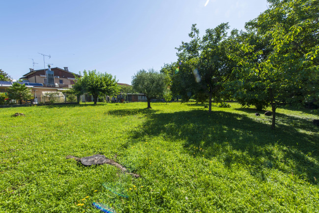 Appartamento in Villa bifamiliare con giardino in vendita a Capriva del Friuli