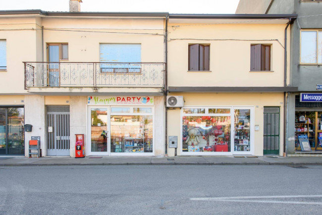 Locale commerciale in vendita a Gradisca d'Isonzo