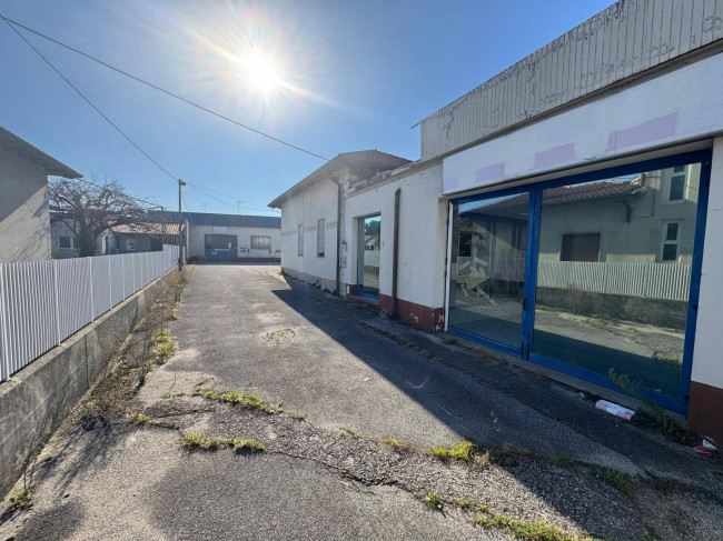 Locale commerciale in vendita a Monfalcone