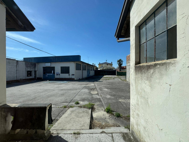 Locale commerciale in vendita a Monfalcone