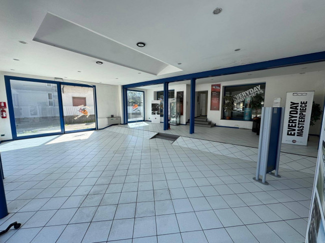 Locale commerciale in vendita a Monfalcone