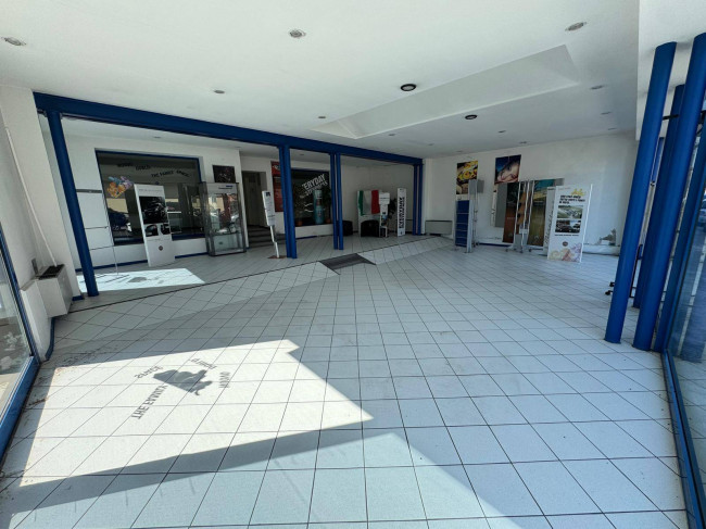 Locale commerciale in vendita a Monfalcone