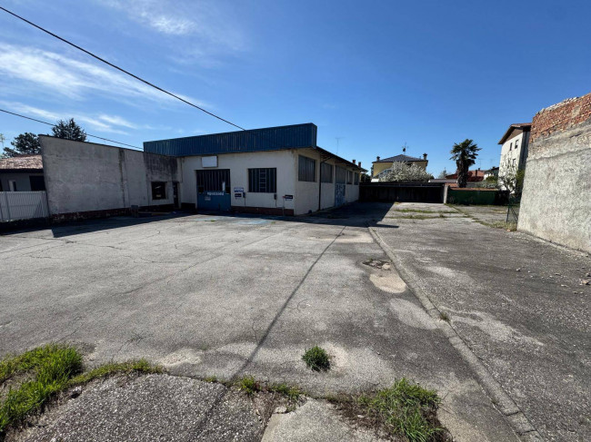 Locale commerciale in vendita a Monfalcone