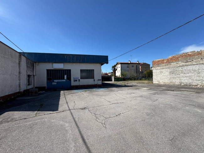 Locale commerciale in vendita a Monfalcone