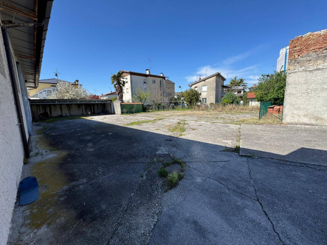 Locale commerciale in vendita a Monfalcone