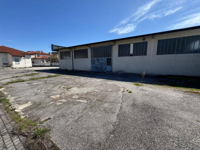 Locale commerciale in vendita a Monfalcone