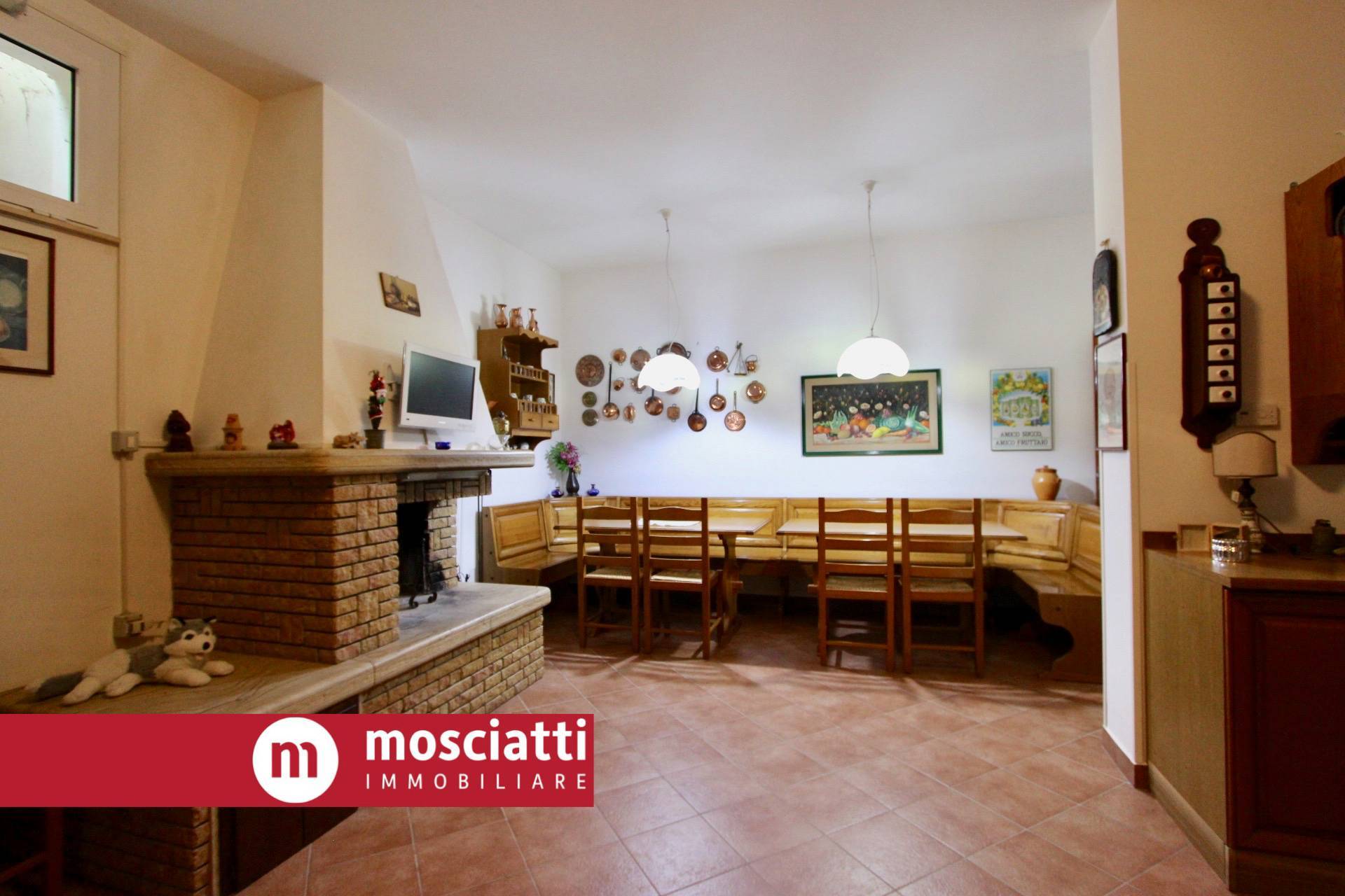 Villa in vendita a Camerino (MC)