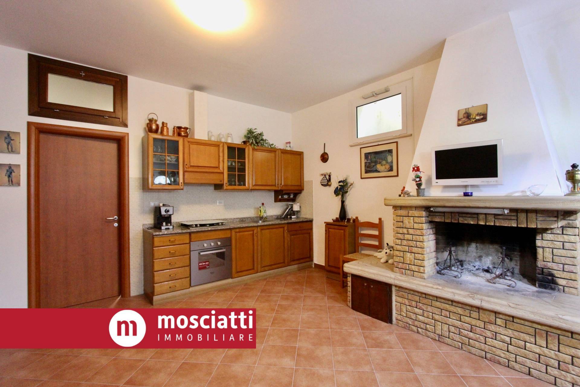 Villa in vendita a Camerino (MC)