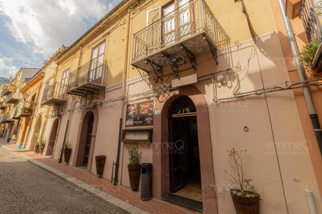 Attività di ristorazione e pizzeria in vendita a Castelbuono