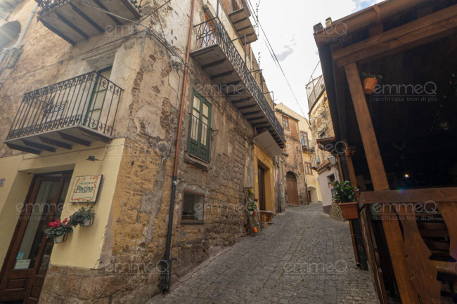 Fondo commerciale in vendita a Castelbuono (PA)