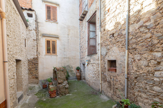 Edificio in vendita a Castelbuono
