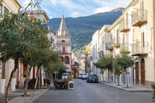 Edificio in vendita a Castelbuono