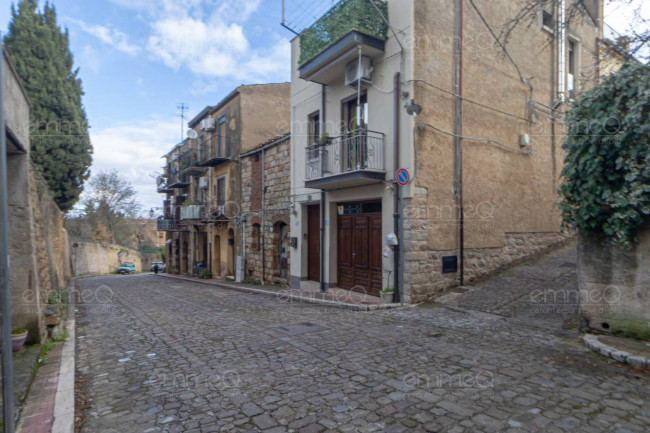 Edificio in vendita a Castelbuono