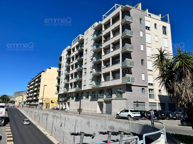 Lastrico Solare in vendita a Palermo