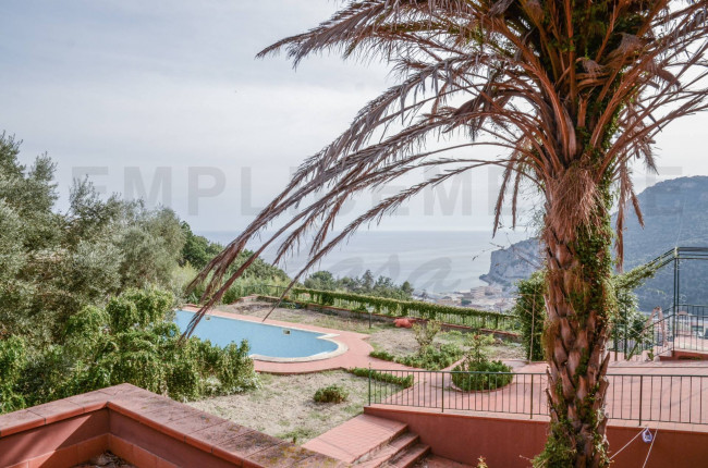 Villa in Vendita a Finale Ligure