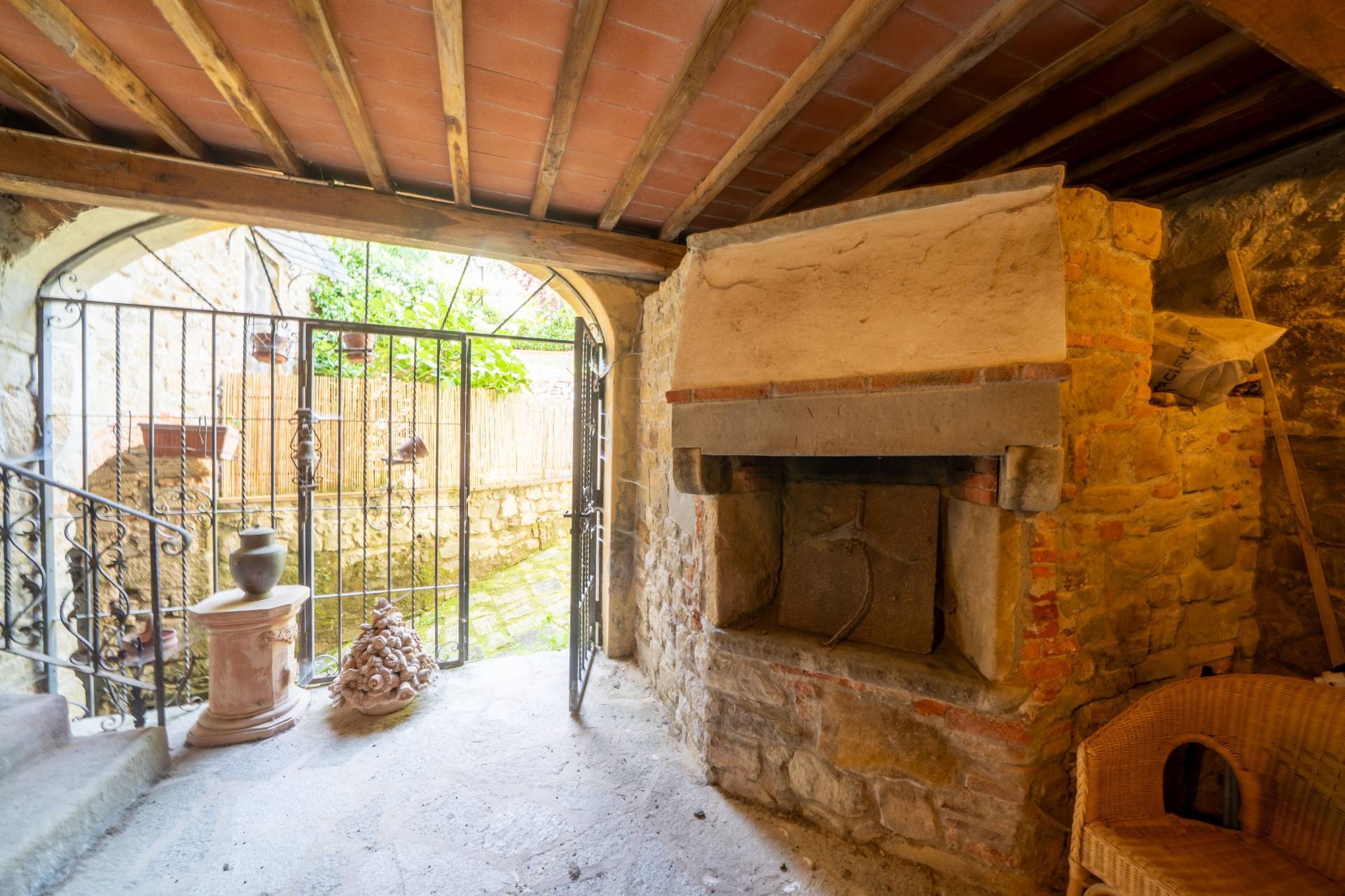 appartamento con ingresso indipendente in vendita a Reggello