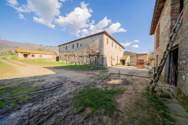 Casa colonica in vendita a Reggello