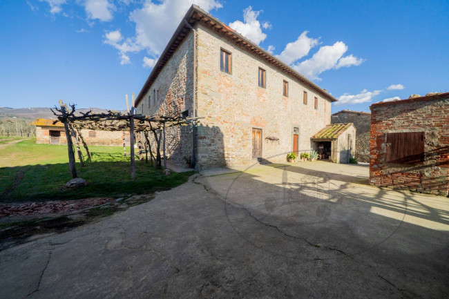 Casa colonica in vendita a Reggello